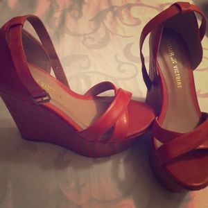 POUR Le Victoire Wedges